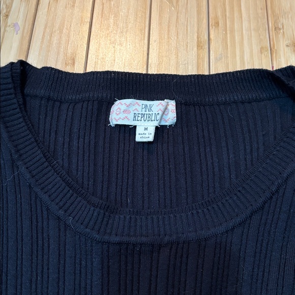 Black size M longline sweater. Button accents on sleeves. - Picture 4 of 10